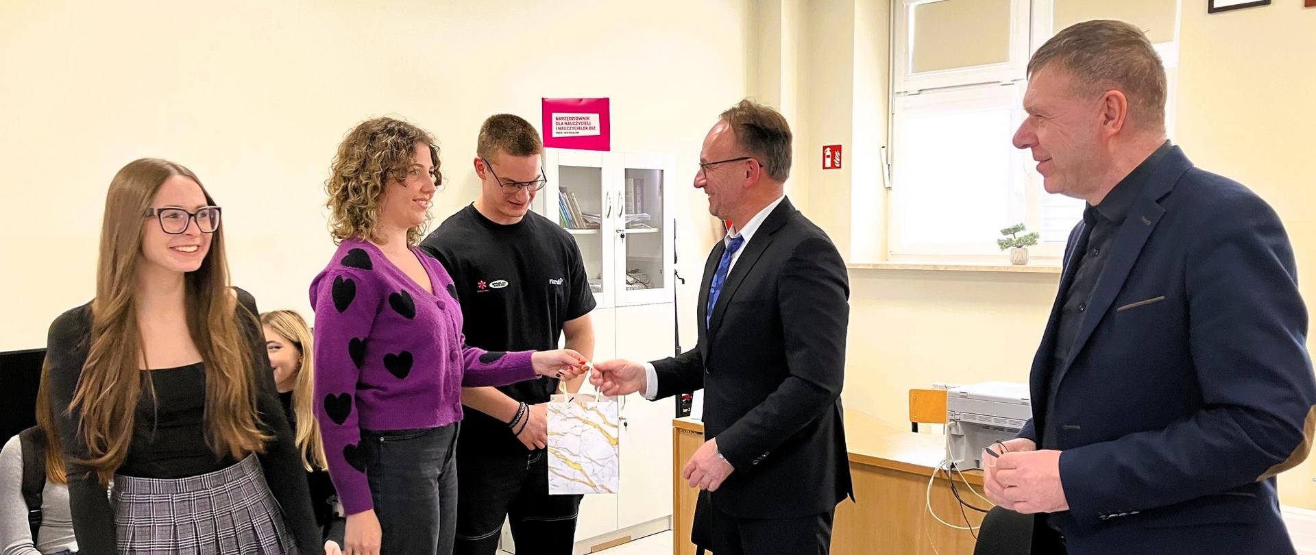 Wicestarosta Piotr Bożko z wizytą w II Liceum Ogólnokształcącym z BJN im. B. Taraszkiewicza w Bielsku Podlaskim 