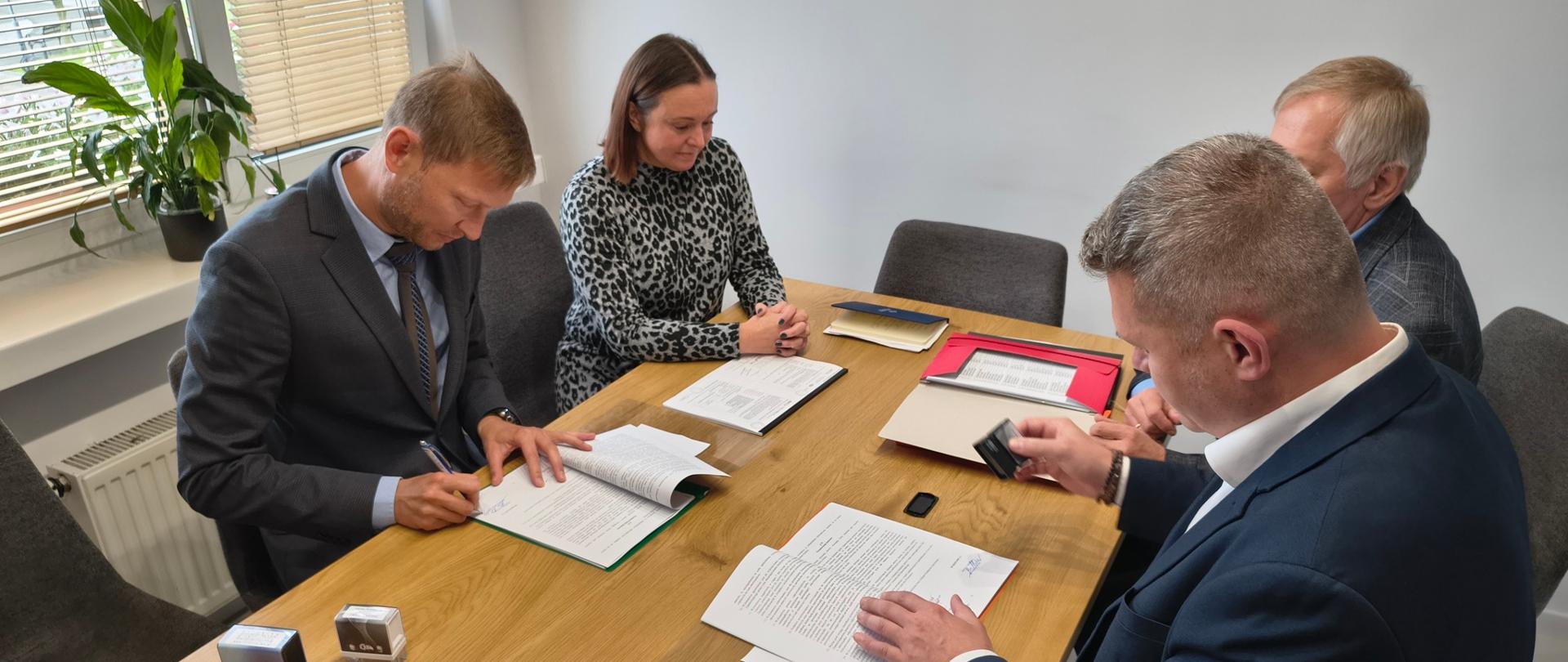 Podpisano umowę na modernizację sieci wodociągowej w Gminie Lutomiersk