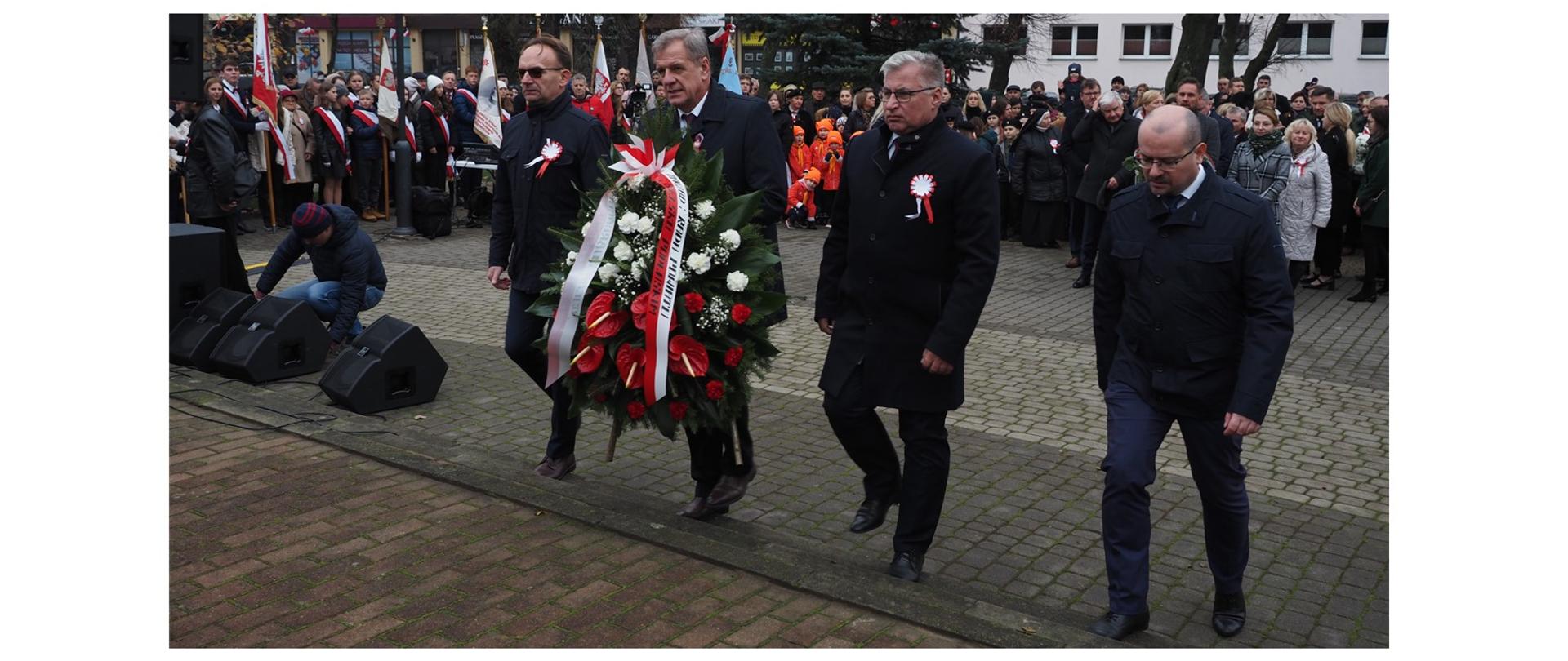 Złożenie wieńca przez przedstawicieli Powiatu Bielskiego