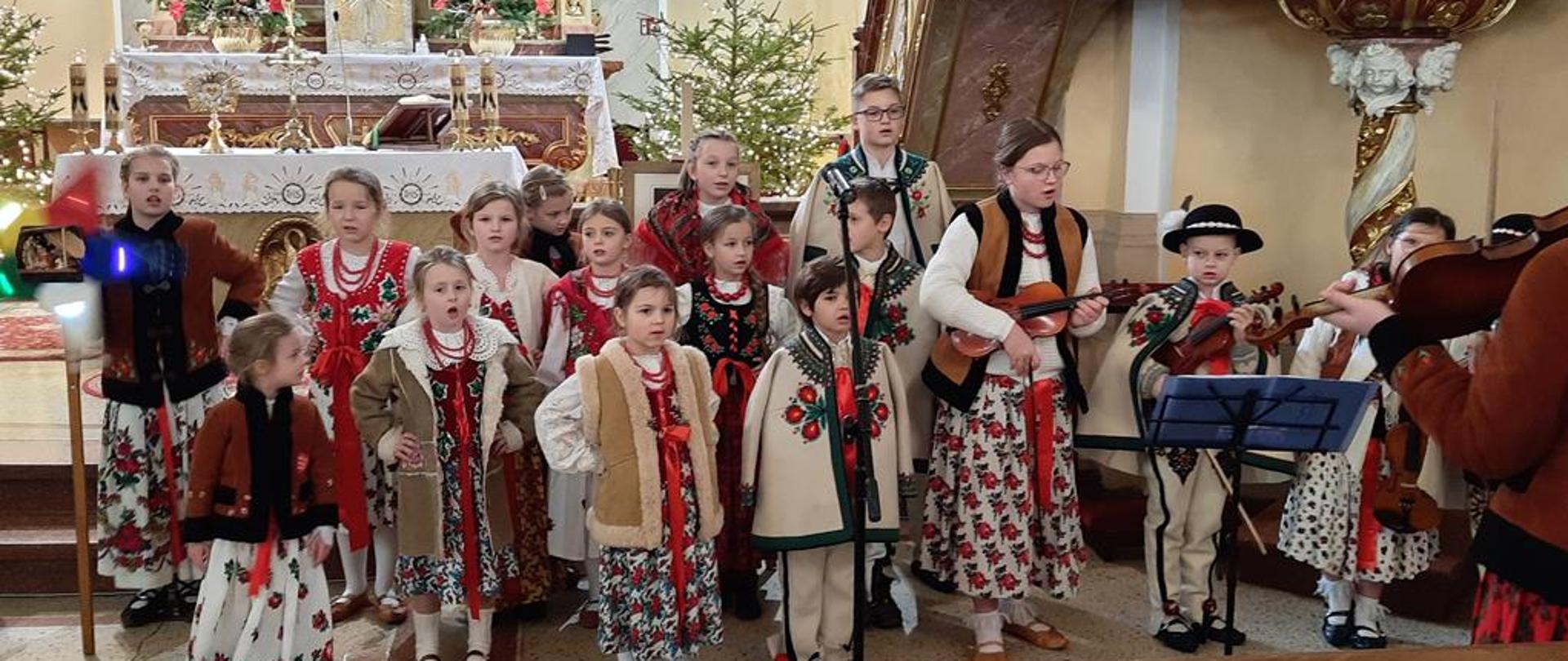Występ Stowarzyszenia "Z Przytupem " w Kościele Wniebowzięcia NMP w Polanicy-Zdroju