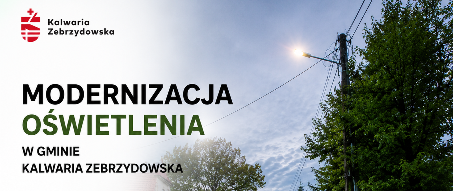 Grafika promująca modernizację oświetlenia ulicznego w Gminie Kalwaria Zebrzydowska. Po lewej stronie znajduje się logo miasta oraz duży napis „Modernizacja oświetlenia w Gminie Kalwaria Zebrzydowska”. Poniżej umieszczono trzy ikony z hasłami: „Większe bezpieczeństwo”, „Nowoczesne i energooszczędne” oraz „Dbamy o środowisko”. Po prawej stronie widoczna jest ulica z chodnikiem i nowoczesnym oświetleniem LED zamontowanym na słupie energetycznym. W tle znajdują się drzewa, zabudowania oraz wieczorne niebo.