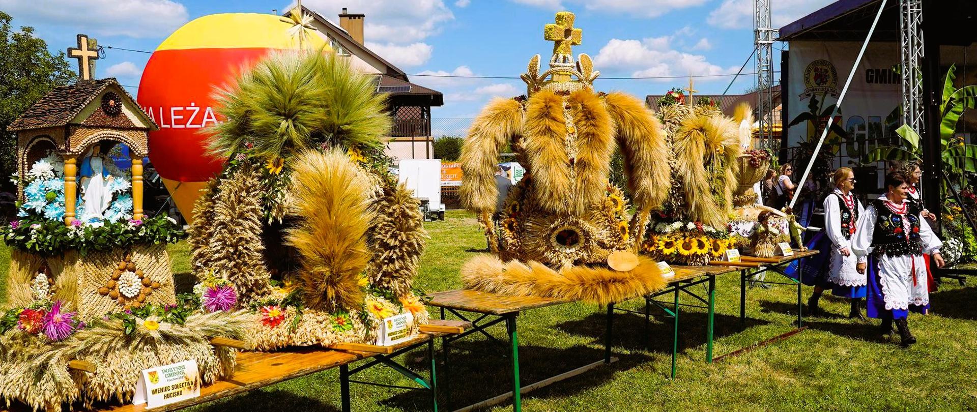 Na zdjęciu widnieją 3 wieńce dożynkowe w różnych kształtach