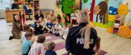 Policjantka w trakcie spotkania z dziećmi.