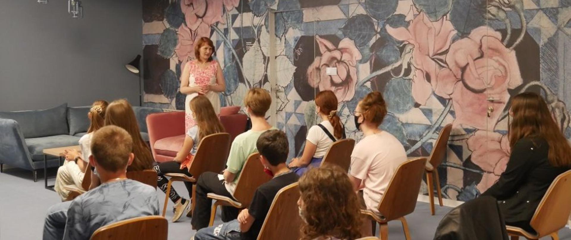 Na zdjęciu wnętrze Biblioteki Publicznej w Kalwarii Zebrzydowskiej. Na zdjęciu Dyrektor Biblioteki Bogumiła Moskała i młodzież. 