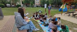 Nauczycielki czytają dzieciom 