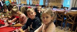 Dzieci w trakcie robienia pierniczków