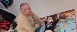 Dzieci uczą się zasad pierwszej pomocy