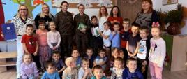 Przedstawiciele Wojska Polskiego pozują do zdjęcia z grupą przedszkolną