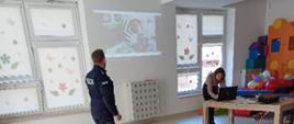 Funkcjonariusze Policji stoją przed dziećmi, prowadzą wykład