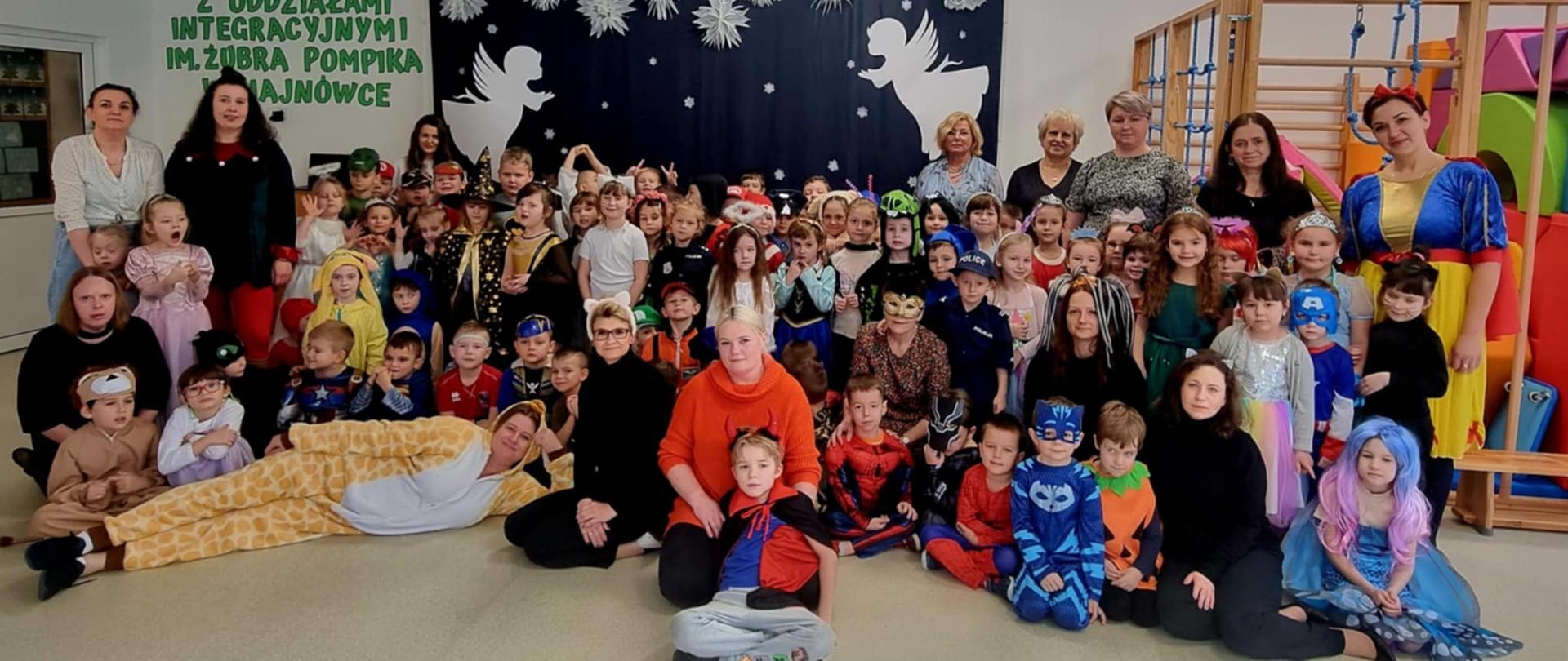 Uczestnicy balu karnawałowego