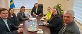 Dyżur poselski - Weroniki Smarduch , Pani Posel, Pan Wójt oraz goście siedzą przy stole 