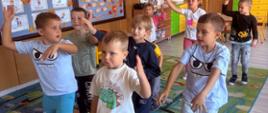 Zajęcia ruchowe - dzieci ćwiczą w sali przedszkolnej