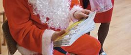 Św. Mikołaj w trakcie rozdawania prezentów