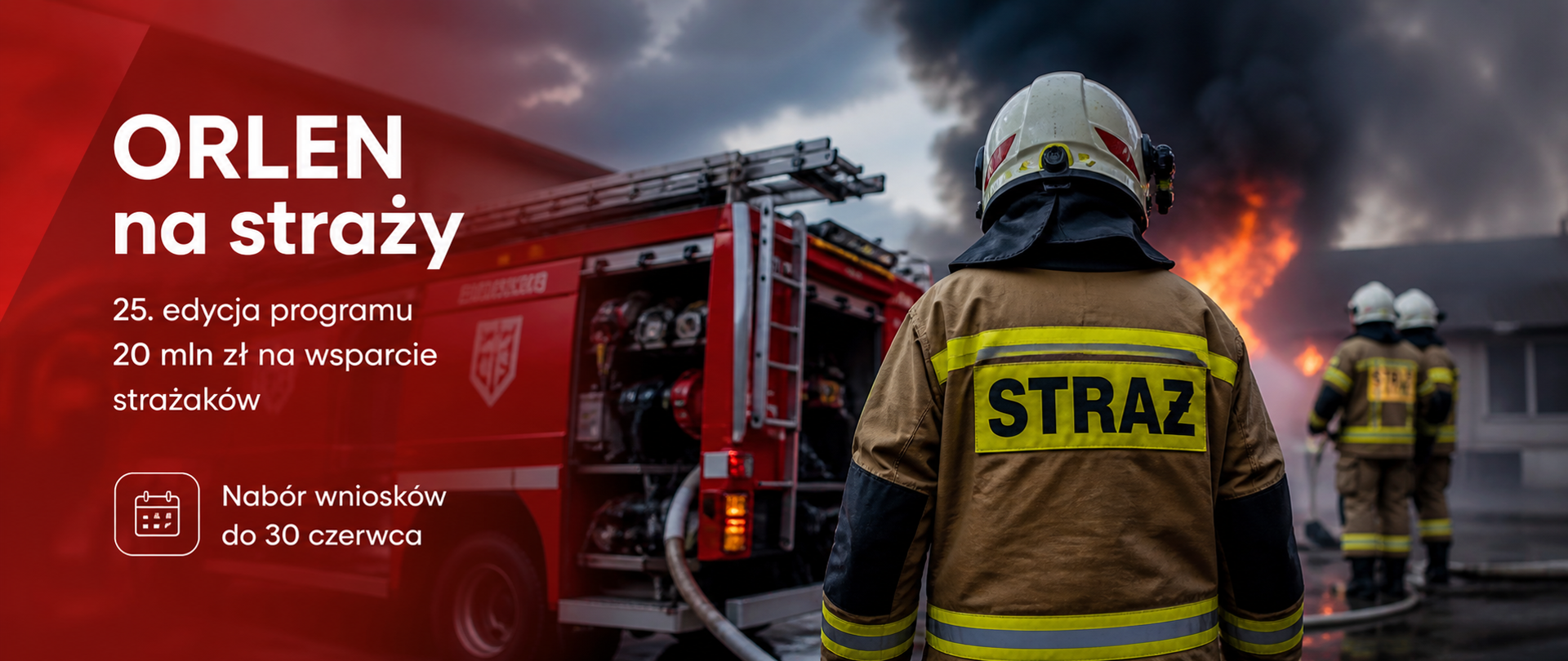 Strażak w pełnym umundurowaniu stoi na pierwszym planie przed wozem strażackim i sceną akcji gaśniczej z płomieniami i dymem w tle. Po lewej stronie znajduje się czerwony panel graficzny z informacją o programie „ORLEN na straży”, 25. edycji oraz naborze wniosków. Całość utrzymana jest w dynamicznej, dramatycznej stylistyce promującej działania ratownicze i wsparcie dla strażaków.