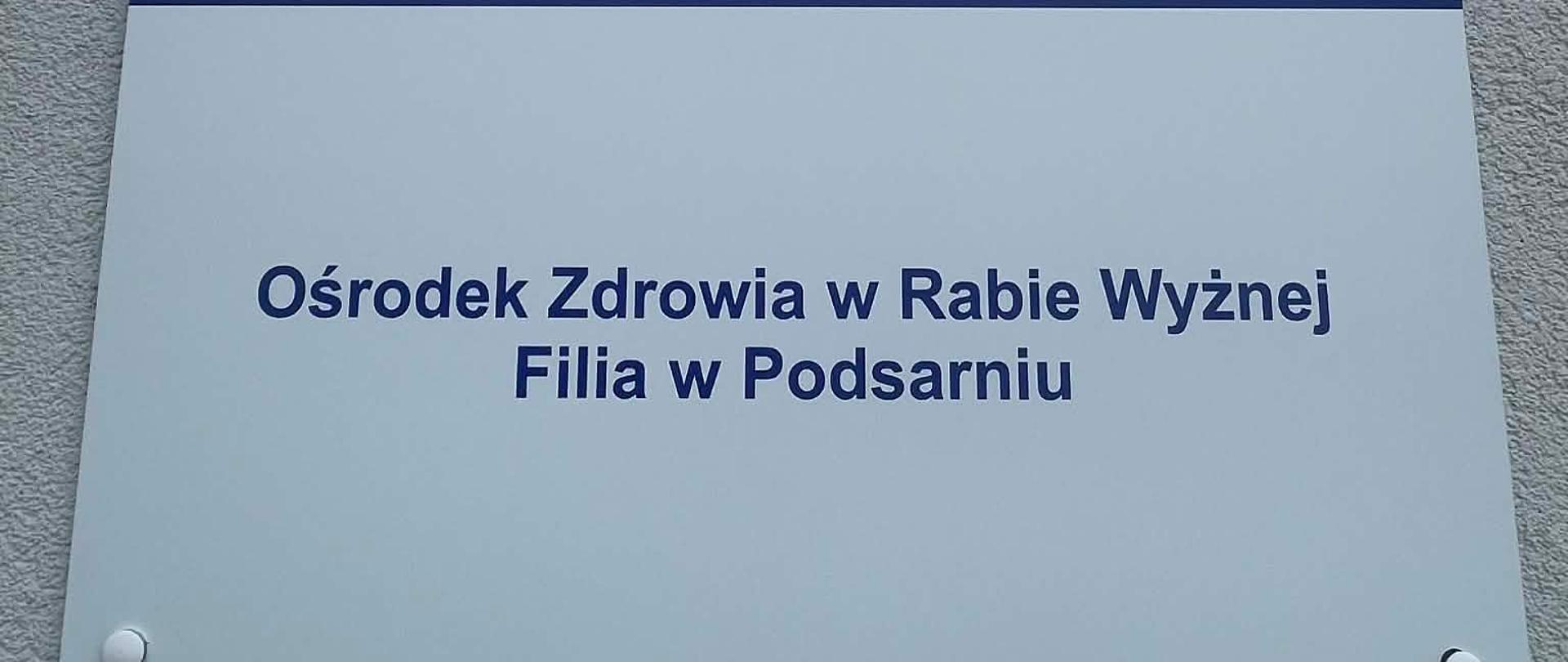 Na górze Logo Narodowego Funduszu Zdrowia, pod Tabliczka z napisem Ośrodek Zdrowia w Rabie Wyżnej Filia w Podsarniu