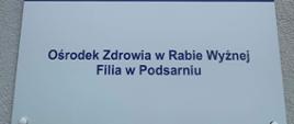 Na górze Logo Narodowego Funduszu Zdrowia, pod Tabliczka z napisem Ośrodek Zdrowia w Rabie Wyżnej Filia w Podsarniu