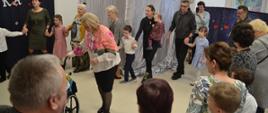 Dzieci wraz z zaproszonymi dziadkami w trakcie wspólnego tańca