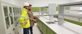 Burmistrz wraz z przedstawicielem wykonawcy we wnętrzu laboratorium chemiczno-fizycznego