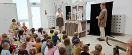 Dzieci oglądają sztukę teatralną z udziałem aktorów