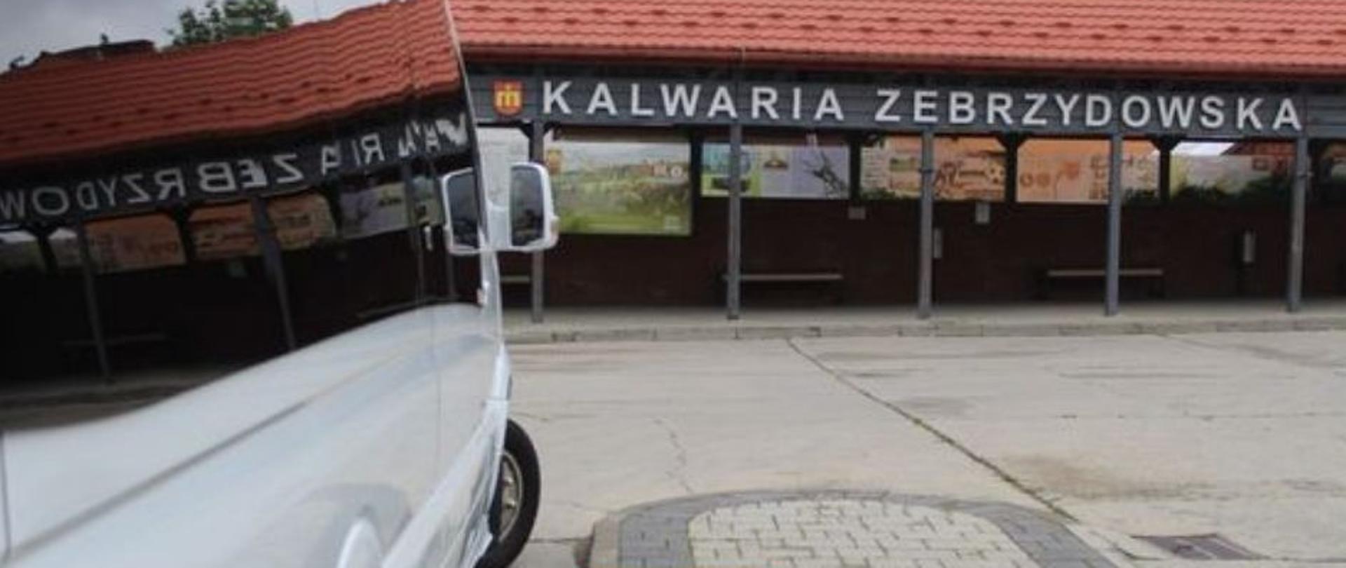 Plansza Komunikacja gminna, na której znajduje się bus na dworcu w Kalwarii Zebrzydowskiej. 