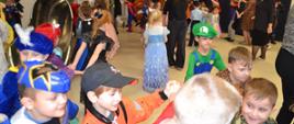 Dzieci w strojach w trakcie zabawy na balu