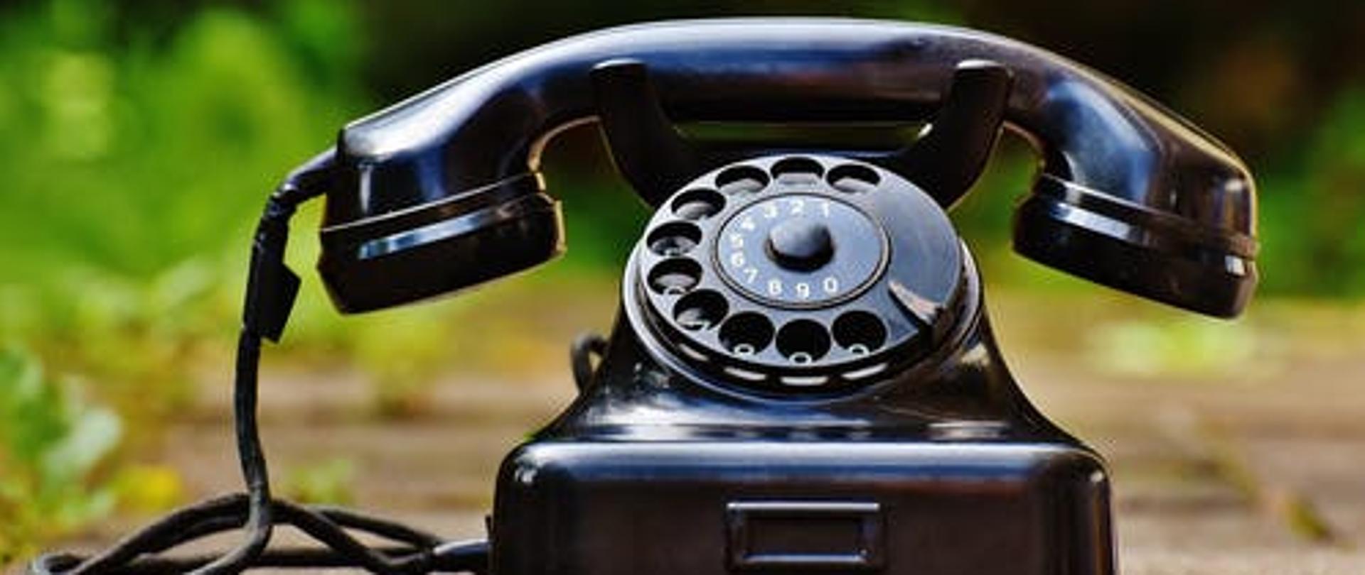 ZUS zachęca do rezerwacji wizyt w swoich placówkach- grafika przedstawia telefon 