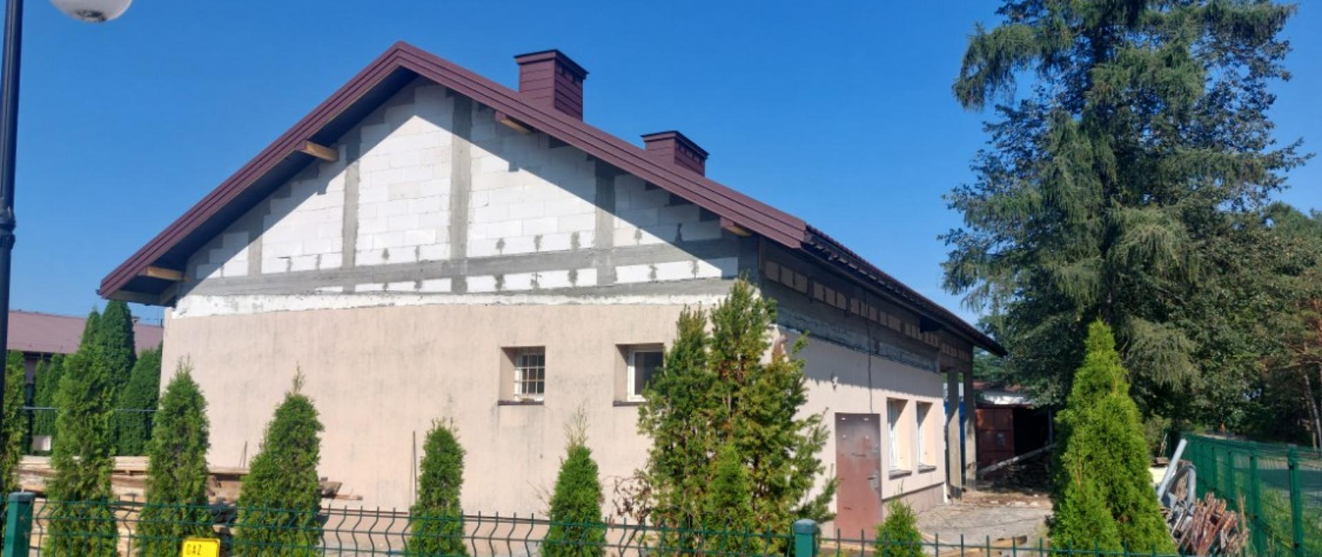 Budynek z brązowym dachem