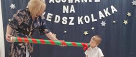 Pasowanie na przedszkolaka z udziałem dzieci i Pani Dyrektor.