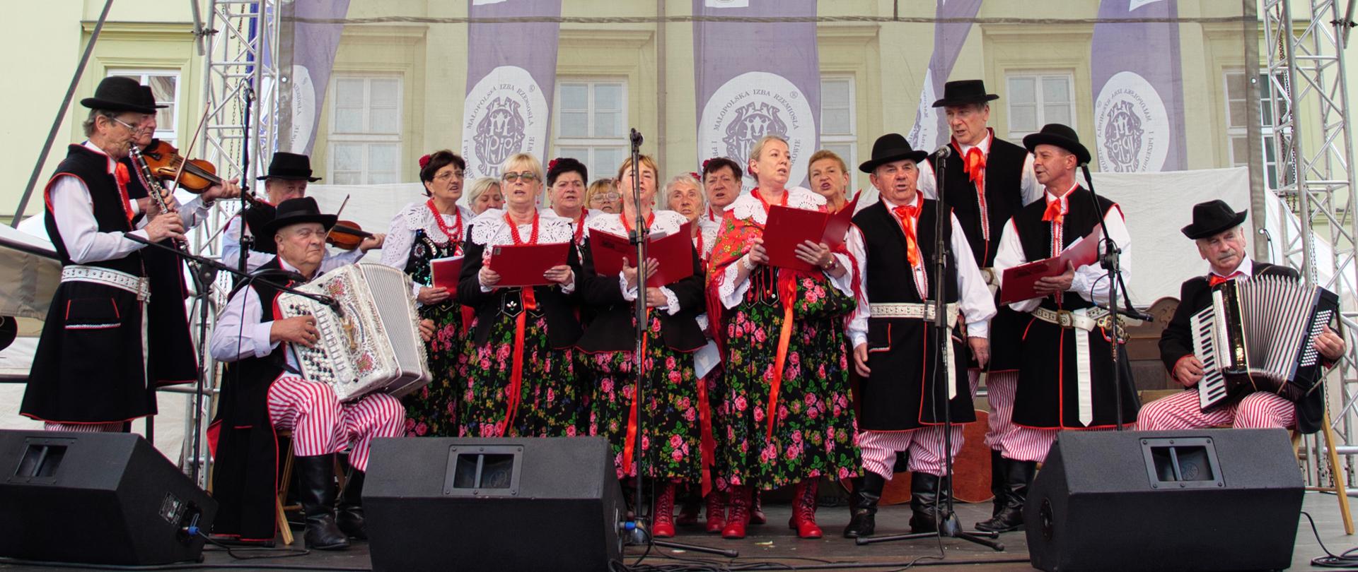 Zespół Regionalny „Sami Swoi” z Przytkowic na Jarmarku św. Michała w Krakowie
