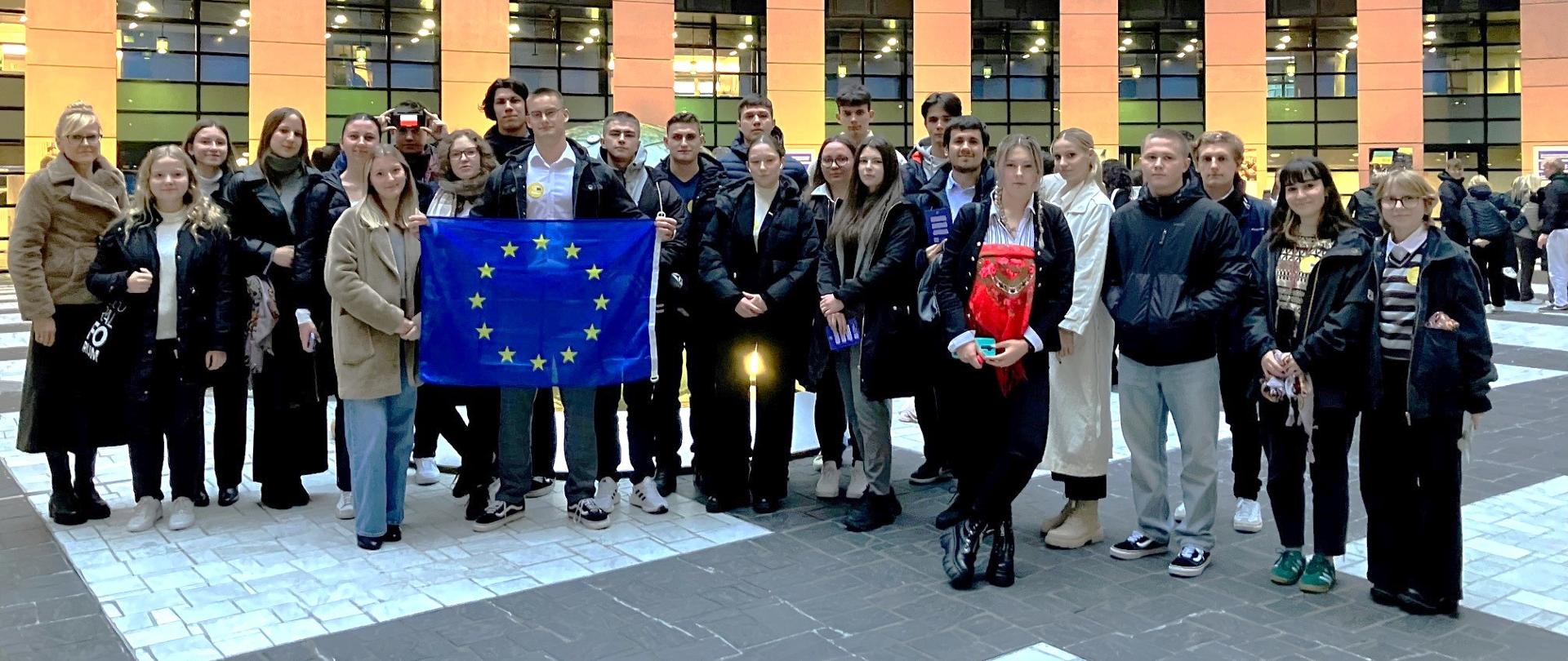 Uczniowie II LO z BJN na jeden dzień zostali posłami do Parlamentu Europejskiego - udział w sesji EUROSCOLA