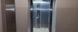Wejście do windy osobowej w budynku Zespołu Szkół nr 2 w Kraśniku
