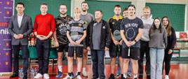 Zawodnicy turnieju stojący na hali sportowej Zespołu Szkół nr 3 w Kraśniku. Od strony lewej stoją: Przewodniczący Rady Powiatu w Kraśniku Jacek Dubiel i Radny Rady Miasta Kraśnik Mariusz Kwietniewski.