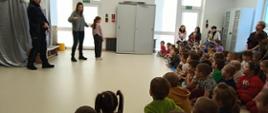 Przedstawicielki Komendy Policji w Hajnówce rozmawiają z dziećmi