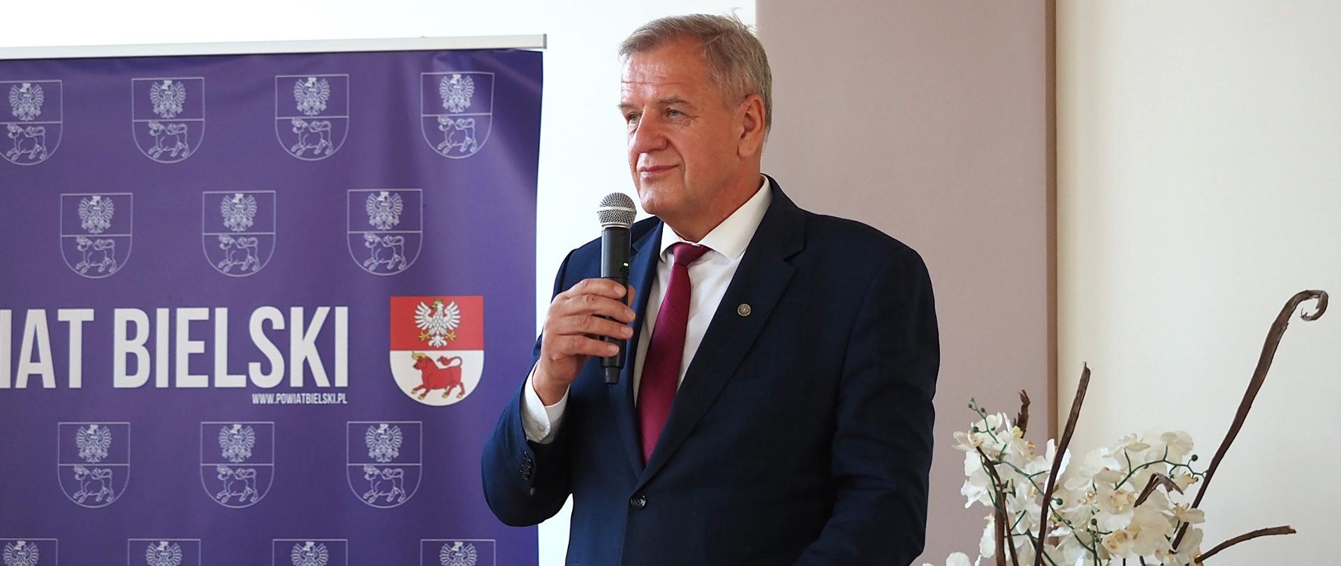 Starosta bielski Sławomir Jerzy Snarski wziął udział w uroczystości rozpoczęcia nowego roku szkolnego w Zespole Szkół nr 4 im. Ziemi Podlaskiej w Bielsku Podlaskim