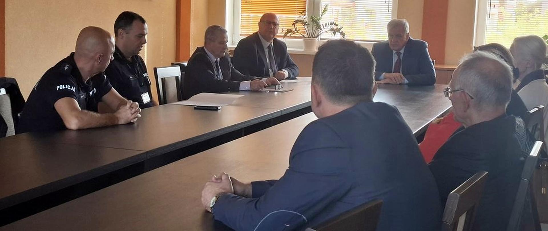 Spotkanie poświęcone bezpieczeństwu w szkołach ponadpodstawowych prowadzonych przez Powiat Bielski