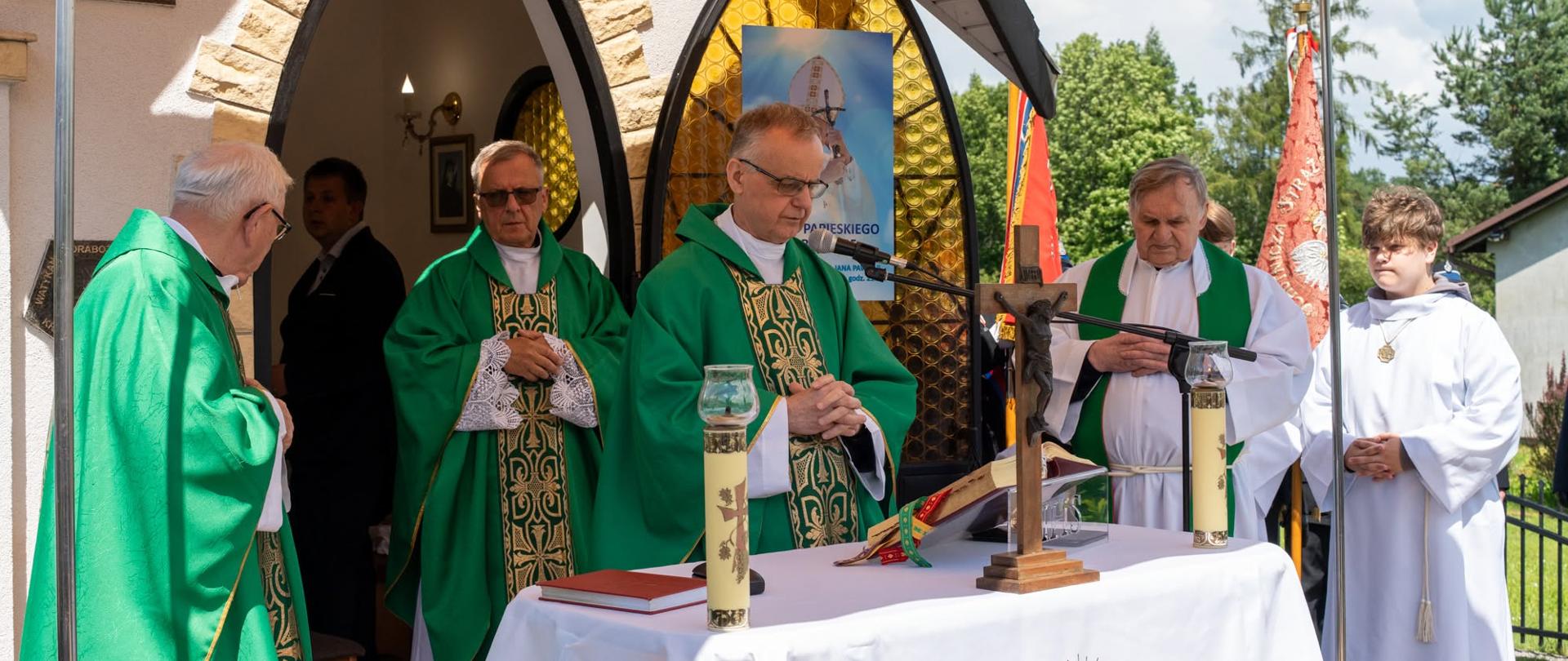 ## Burmistrz Miasta Kalwarii Zebrzydowskiej uczestniczył w obchodach Jubileuszu 25-lecia poświęcenia Kaplicy Bożego Miłosierdzia na Drabożu
W niedzielę, 14 czerwca 2026 roku, Burmistrz Miasta Kalwarii Zebrzydowskiej Tadeusz Stela uczestniczył w uroczystych obchodach 25. rocznicy poświęcenia Kaplicy Bożego Miłosierdzia na Drabożu.
Centralnym punktem jubileuszu była uroczysta Msza Święta dziękczynna, koncelebrowana przez ks. Leszka Filipka – Proboszcza Parafii Przytkowice, ks. Marka Holotę – Proboszcza Parafii Paszkówka, ks. Jana Giądłę z Parafii Marcyporęba oraz ks. Mariana Bylicę z Parafii w Tłuczani.
Swoją obecnością organizatorów i uczestników uroczystości zaszczycił Senator RP Andrzej Pająk. W wydarzeniu uczestniczyli również Wójt Gminy Brzeźnica Bogusław Antos, przedstawiciele Miasta i Gminy Skawina na czele z Zastępcą Burmistrza Ewą Masłowską, a także Poczet Sztandarowy OSP Przytkowice.
O oprawę artystyczną wydarzenia zadbał regionalny zespół „Sami Swoi” z Przytkowic, który swoim występem podkreślił lokalny charakter uroczystości i dostarczył uczestnikom wielu wzruszeń.
Po zakończeniu części religijnej odbył się Międzygminny Piknik Rodzinny, stanowiący okazję do integracji mieszkańców oraz wspólnego świętowania jubileuszu.
Słowa podziękowania kierujemy do wszystkich organizatorów wydarzenia za zaangażowanie i pracę włożoną w przygotowanie uroczystości, a w szczególności do Pana Wiesława Jaskuły, którego wkład przyczynił się do sprawnej organizacji i wyjątkowego przebiegu obchodów.
Serdecznie gratulujemy organizatorom przygotowania pięknego jubileuszu oraz dziękujemy za pielęgnowanie lokalnych tradycji i wartości, które od lat jednoczą mieszkańców regionu.
