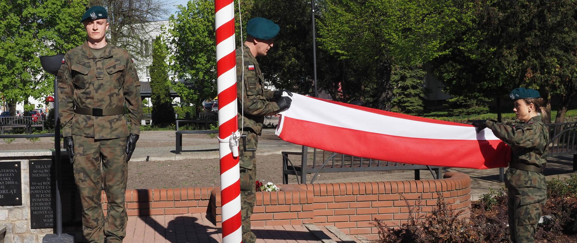 Ceremonia opuszczenia flagi państwowej po zakończeniu uroczystości Święta Narodowego 3 Maja