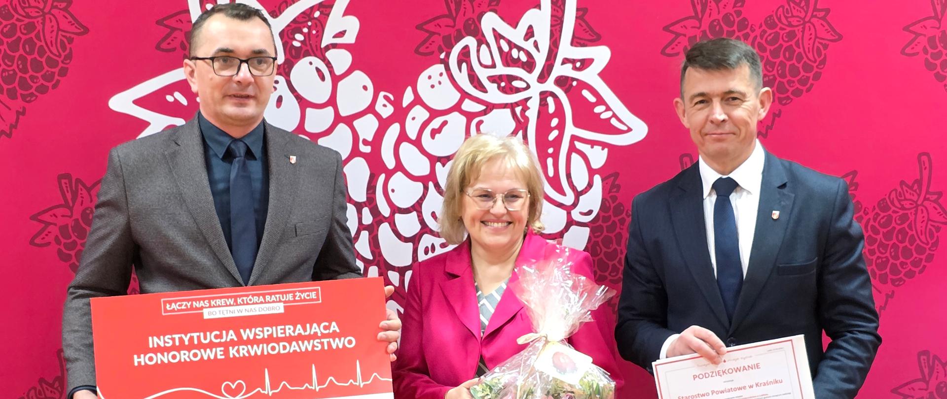 Na zdjęciu od lewej Pan Paweł Kudrel Wicestarosta Kraśnicki, Pani Małgorzata Orzeł Dyrektor Regionalnego Centrum Krwiodawstwa
i Krwiolecznictwa w Lublinie oraz Pan Jacek Dubiel Przewodniczący Rady Powiatu w Kraśniku.