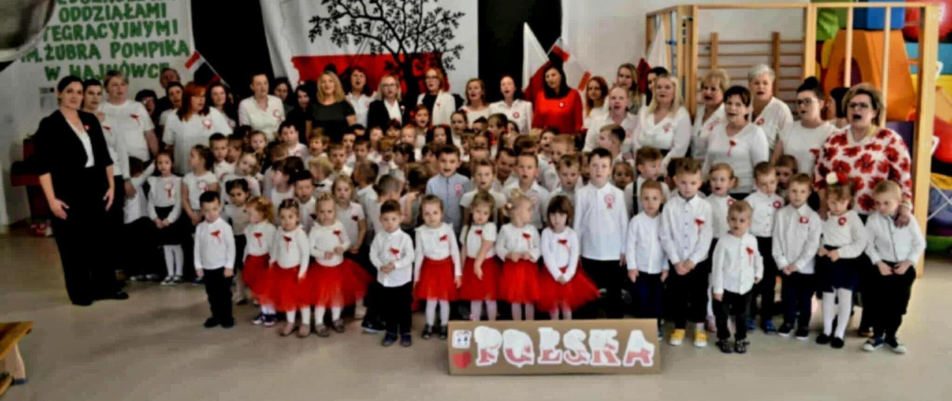 Społeczność Przedszkola pozuje do zdjęcia