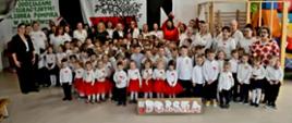 Społeczność Przedszkola pozuje do zdjęcia