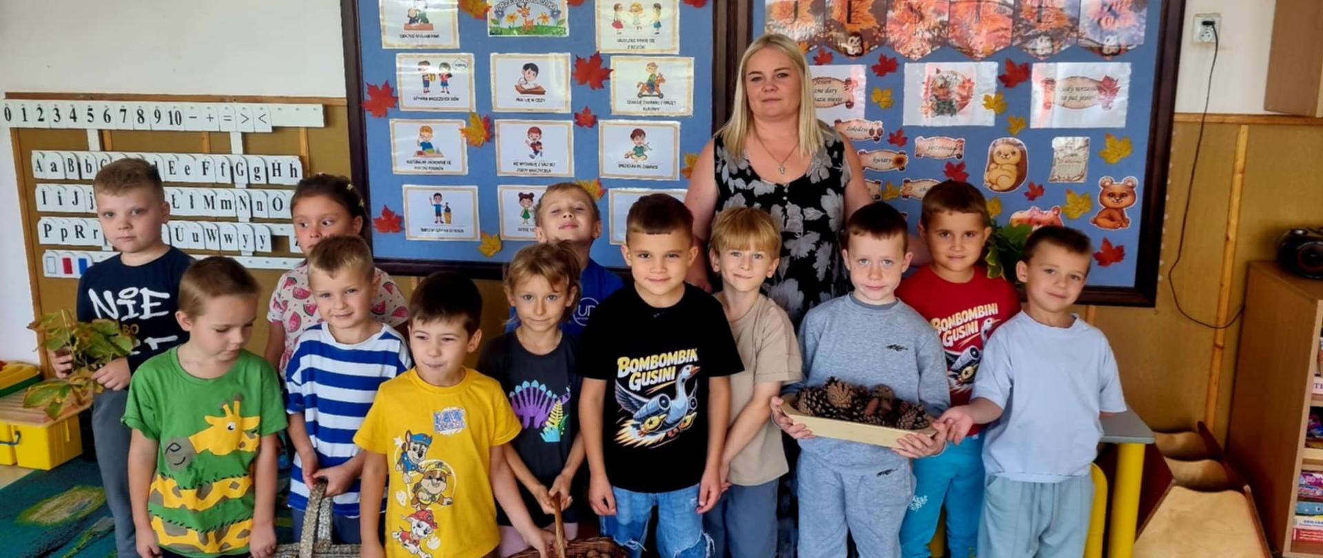 Grupa Sarenek pozuje do zdjęcia