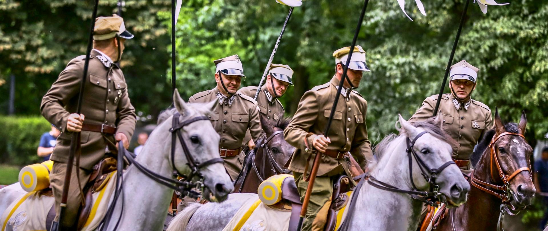 Na zdjęciu ułani z lancami jadący na koniach.