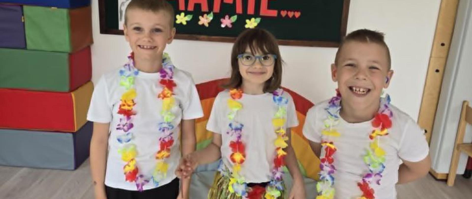 Dzieci pozują do zdjęcia