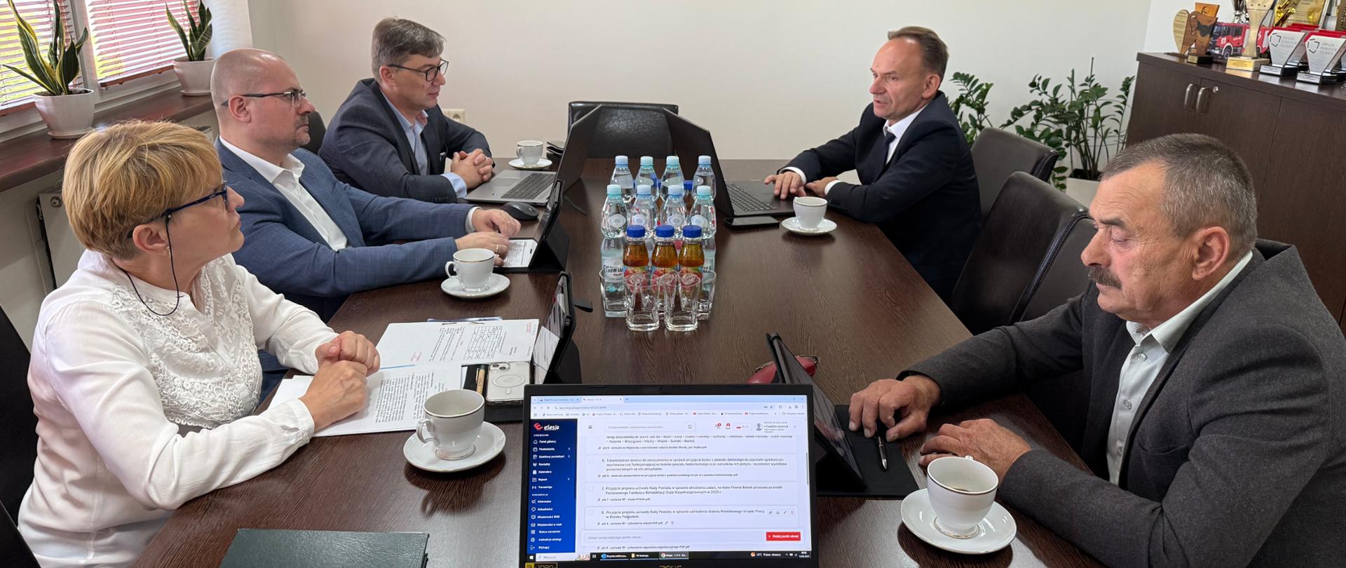 Posiedzenie Zarządu Powiatu pod przewodnictwem wicestarosty Piotra Bożko