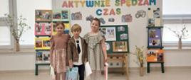 Nagrodzone dzieci pozują do zdjęcia na tle ścianki podsumowującej konkurs
