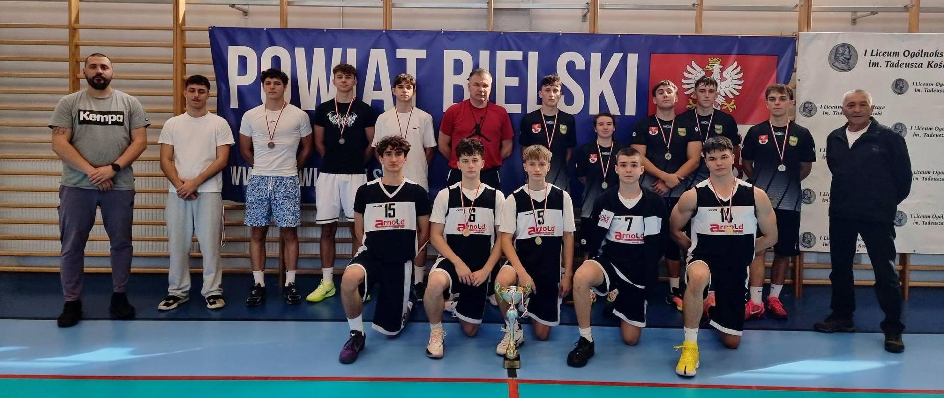 Uczestnicy mistrzostw Powiatu Bielskiego szkół ponadpodstawowych w streetballu wraz z opiekunami 