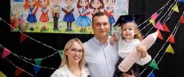 Rodzice pozują do zdjęcia z przedszkolakami