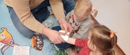 Dzieci uczą się zasad pierwszej pomocy na wypadek skaleczenia