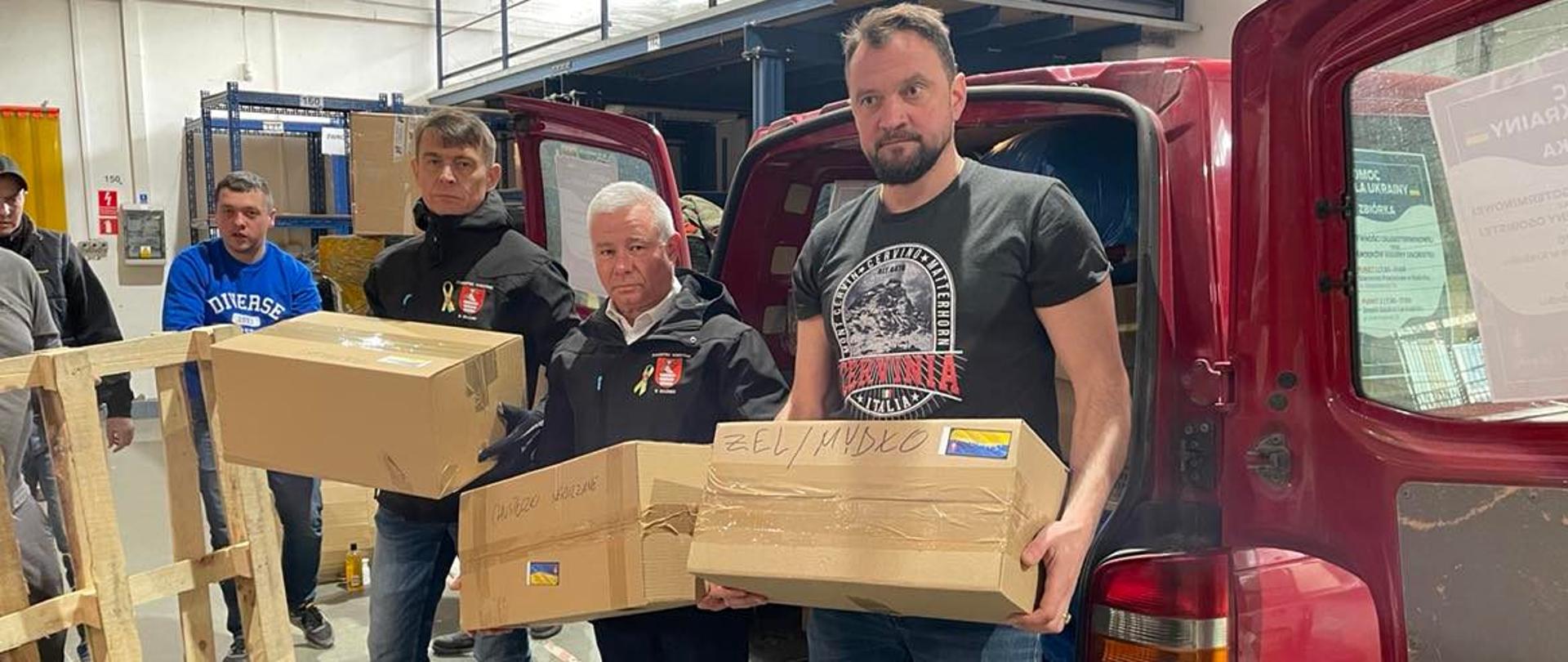 Zdjęcie przedstawia delegację powiatu kraśnickiego, która przekazuje pomoc humanitarną dla miasta Browary.