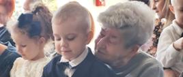 Dzieci wraz z dziadkami - moment wręczenia laurek